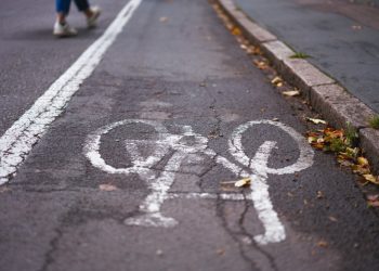 Ciclistas são atropeladas por carro e motorista foge sem prestar atendimento