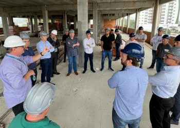 Autoridades fazem visita a obras de ampliação e construção da UTI do HST