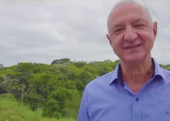 Prefeito de 65 anos se casa com garota de 16 e nomeia a mãe dela como secretária