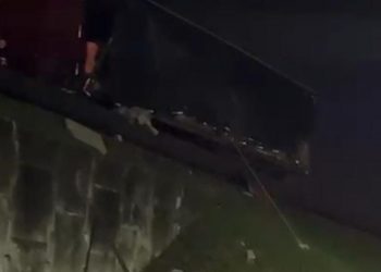 Motorista perde controle de caminhonete e causa acidente em Pescaria Brava