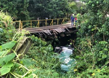 Siderópolis: caminhão tomba em ponte e deixa 3 feridos