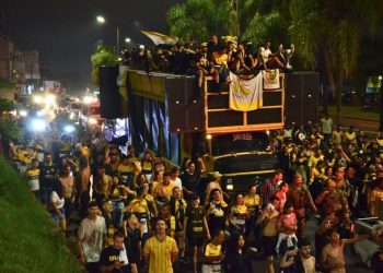 Delegação do Tigre é recebida com festa do torcedor carvoeiro após conquistar o Catarinense