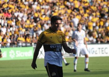 Éder revive a expectativa de ser campeão estadual vestindo a camisa do Criciúma