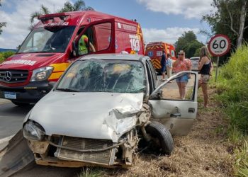 Duas pessoas ficam feridas após colisão frontal em Orleans