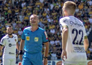 Leandro Pedro Vuaden comanda a partida entre Ponte Preta e Criciúma