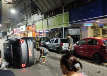 Tubarão: carro tomba após bater em outros veículos