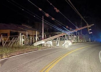 Carro bate contra poste em rodovia de Imaruí e população fica sem energia