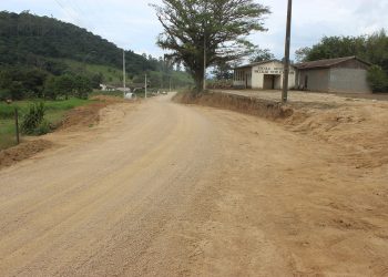 Trecho da estrada geral Três Divisas pronto para receber sub-base e base para pavimentação asfáltica 