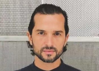 Ator Jeff Machado é encontrado com as mãos amarradas e concretado em um baú de madeira