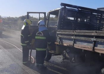BR-101: caminhão pega fogo e chamas se espalham em vegetação