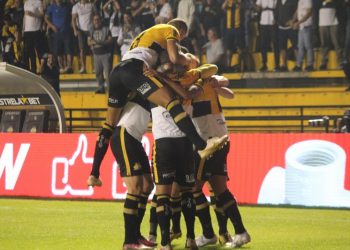 Com gol nos primeiros minutos, Criciúma vence Sport e volta ao G4 da Série B