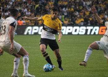 Criciúma sofre a primeira derrota na Série B e deixa escapar a liderança