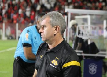 Série B: Tencati reclama de postura da arbitragem