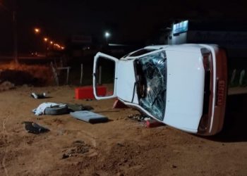 Armazém: veículo capota e fica laterizado na SC-435