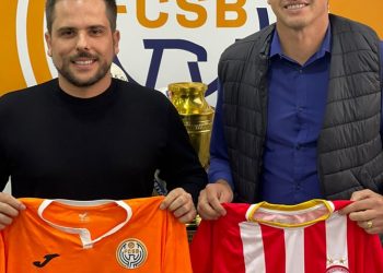 ‘Padrinho’ do Atlético Tubarão, Edmilson posa com a camisa do Hercílio Luz
