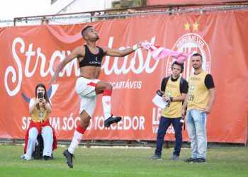 Hercílio Luz vence mais uma e encaminha a classificação