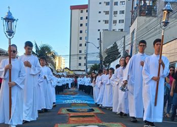 Procissão reúne milhares de católicos em toda a região