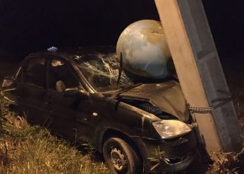 Carro atinge poste na SC-390 e motorista é encaminhado ao HSO