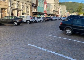 Laguna: estacionamento rotativo inicia operação