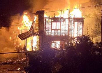 Incêndio de grandes proporções destrói casas em Laguna