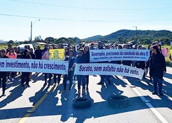 Paralisação de obra gera protestos em Laguna