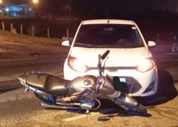 Colisão entre carro e moto deixa motociclista gravemente ferido