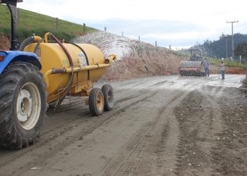 São Ludgero: Equipe de Obras focada nos trabalhos para pavimentar comunidade de Rio Pinheiros