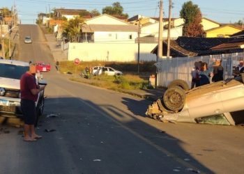 Orleans: carro capota e deixa duas pessoas feridas