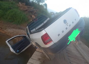 Carro tomba em ponte e vítima é encontrada sem vida