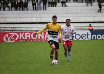 Criciúma renova contrato com o lateral-direito Claudinho