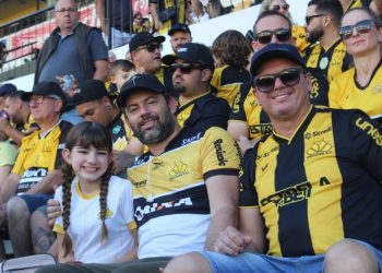 Torcida bate recorde de público do Majestoso na Série B, mas Criciúma perde para o Juventude