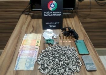 Imbituba: PM apreende 500 pinos de cocaína