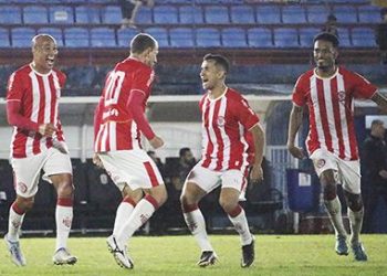 Hercílio Luz volta para casa com um empate do Paraná e segue na liderança