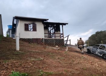 Braço do Norte: incêndio atinge carros e destrói casa no Alto Travessão