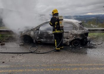 Veículo pega fogo depois de motorista colidir carro na Serra do Rio do Rastro