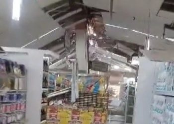 Vento derruba parte de telhado de supermercado em Imbituba