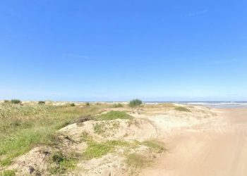 Casal encontra ossada durante caminhada em praia da região