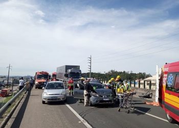 Engavetamento na BR-101 deixa mulher presa às ferragens em Tubarão