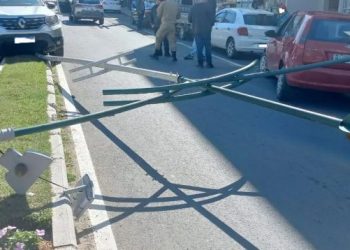 Orleans: carro desgovernado atinge três veículos e um poste