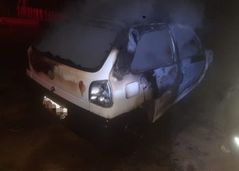 Passo de Torres: veículo é destruído por incêndio