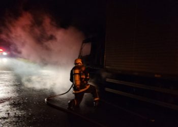 Lauro Müller: cabine de caminhão é destruída por incêndio