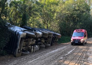 Urussanga: carreta de carvão tomba no bairro Linha Rio Caeté