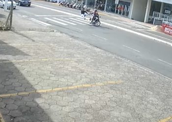 Mulher é atropelada na faixa de pedestres na avenida Marcolino Martins Cabral