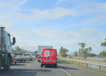 Alagamento deixa trânsito em meia pista e provoca congestionamento na BR-101