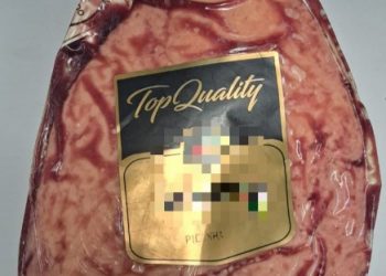 Homem tenta esconder peça de picanha dentro da calça em supermercado