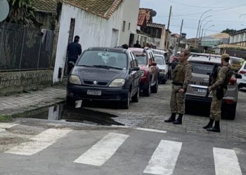 Mulher é presa em flagrante após esfaquear três pessoas, em Laguna