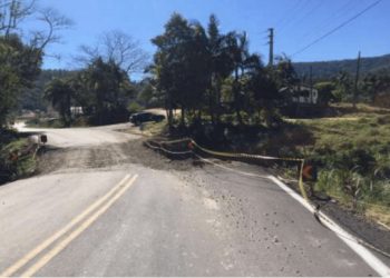 Pedras Grande indenizará motorista que caiu com carro em rio por pista mal sinalizada