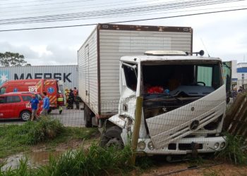 Caminhão atinge locomotiva e motorista fica ferido