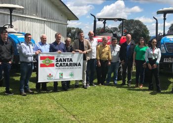 Braço do Norte recebe trator agrícola