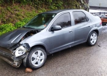 Carro invade a contramão e colide em caminhão na Serra do Rio do Rastro